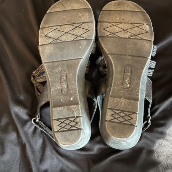 black strapped sandals - Picture 3 of 3